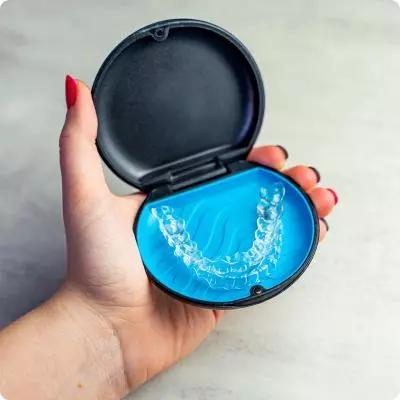 Gouttière alignements , aligneurs invisible Invisalign© Spark©  Pornic